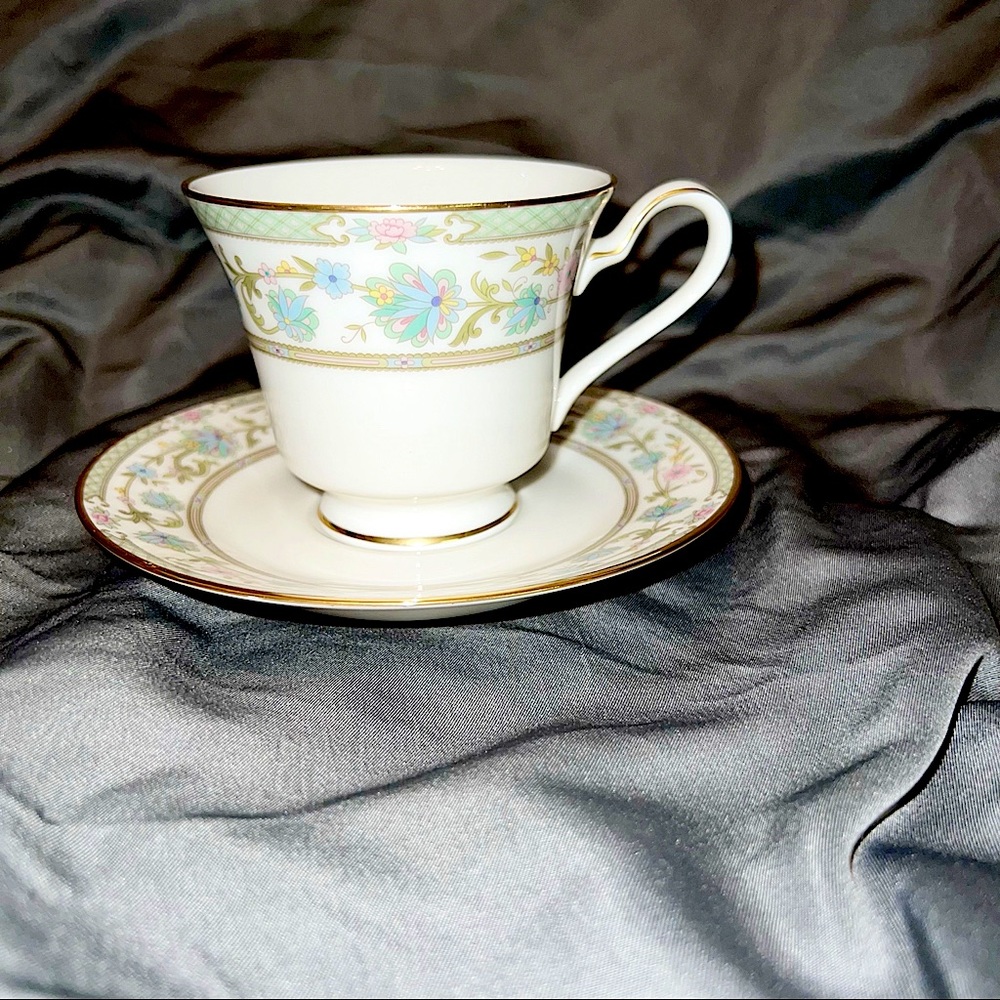 Noritake Ivory China 7194 Miyoshi made in Japan. Teacup and saucer set. Vintage